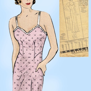 Può includere: Un modello di cucito vintage per un camicione da donna. Il modello è per la taglia 18 e costa 15 centesimi. Il modello è illustrato con una donna che indossa un camicione rosa a pois con un bordo di pizzo. Il modello è della Excella Pattern Company.