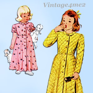 Op de afbeelding: Vintage illustratie van twee meisjes in jurken. Eén meisje draagt een roze jurk met een bloemenpatroon en houdt een pop vast. Het andere meisje draagt een gele gewatteerde jas en houdt een haarborstel vast. De tekst "Vintage4me2" staat bovenaan.