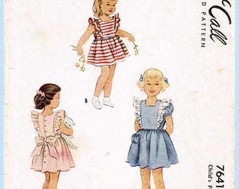 Vintage McCall naaipatroon 7641 uit de jaren 1940 voor een babyjurkje (pinafore) maat 1.