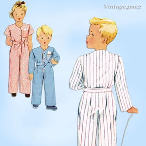 Peut inclure: Illustration vintage de vêtements de nuit pour enfants. L'image présente trois personnages : l'un en combinaison rose à motifs floraux, un autre en combinaison bleue et un troisième en robe à rayures blanches. Le texte "Vintage4me2" est en haut à droite.