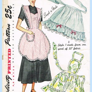 Könnte beinhalten: Vintage Simplicity Schnittmuster mit Schürzen-Designs. Die Illustration zeigt eine Frau, die eine rosa Schürze mit Rautenmuster und ein schwarzes Kleid trägt. Zusätzliche Schürzenstile sind in Blau und Grün dargestellt, mit dem Text "Simple to Make".