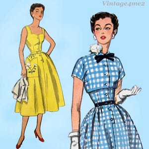 Op de afbeelding: Illustratie van twee vintage jurken. Eén is een mouwloze gele jurk met een bloemenzak en een bijpassende riem. De andere is een blauw-wit geruite jurk met een bolerojasje en een zwarte strik.