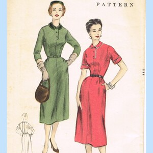 Può includere: Modello di cucito vintage Vogue numero 8339-75c per un abito. Il modello è per la taglia 14, con un busto di 81 cm e un'anca di 89 cm. Il modello mostra due illustrazioni di donne che indossano l'abito, una in verde e una in rosso.