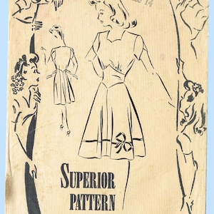 Op de afbeelding: Een vintage naaipatroon-envelop voor een jurk, gelabeld 6680 en Size 14. De voorzijde bevat een zwarte inktillustratie van een jurk met een strikdetail, omringd door schetsen van kapsels. De tekst bevat Superior Pattern en Especially designed for the teen-age crowd.