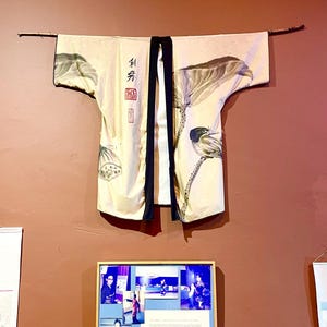 Projekt lotosu i ptaka autorstwa Susy Barrymore | Ręcznie robione kimono projektanta | Elegancka sztuka do noszenia inspirowana Japonią | Prezent dla niej Krótki rękaw