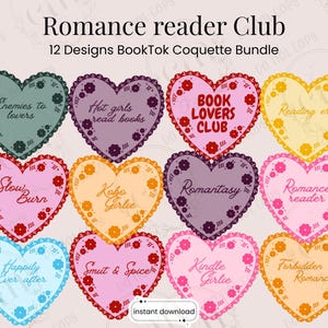 Peut inclure: Un ensemble de douze motifs numériques en forme de cœur avec des bordures florales et des phrases telles que « Romance reader Club » et « Book Lovers Club ». Chaque cœur est d'une couleur différente et contient du texte.
