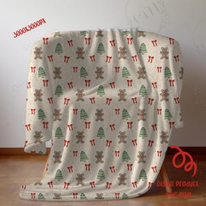 Peut inclure: Une couverture crème avec un motif répété d'ours en peluche, de sapins de Noël, de nœuds rouges et d'étoiles dorées. La couverture est drapée sur une chaise en bois. La couverture est un produit numérique.