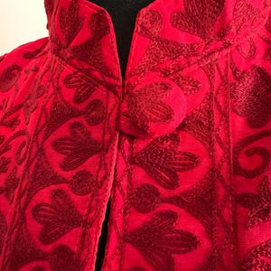 赤いウールコート 刺繍入り 長羽織 刺しゅう チェック 赤 えんじ 花 ウール 羽織 レディース