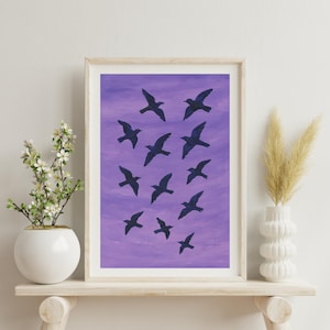 Impresión artística de pared con pájaros voladores y cielo morado, estilo silueta pintada a mano, póster de ensueño, decoración artística para el hogar, la oficina o como regalo para amantes de la naturaleza.