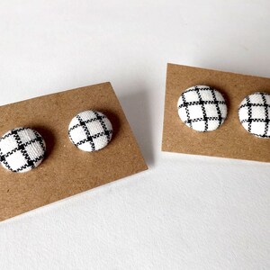 Black and White Check Linen Fabric Button Stud Earrings 19mm Bild 8