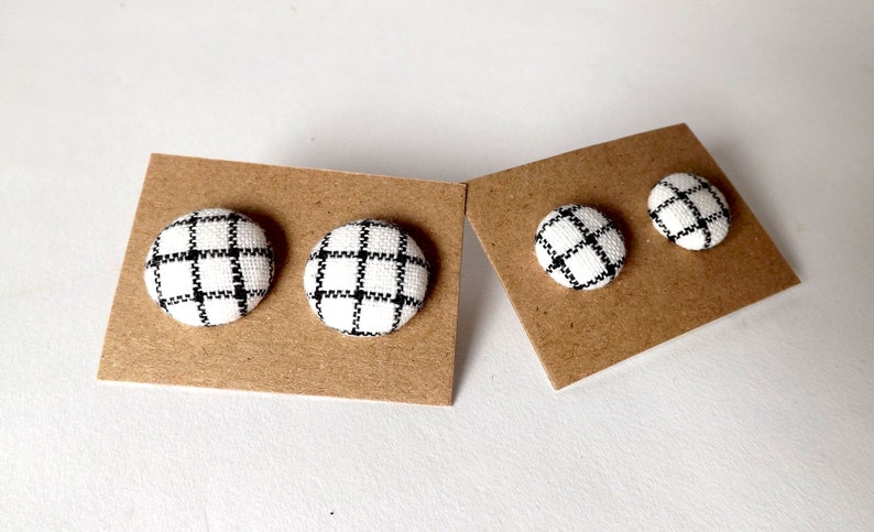 Black and White Check Linen Fabric Button Stud Earrings 19mm Bild 1