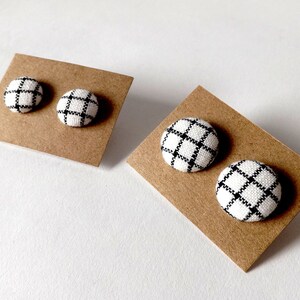 Black and White Check Linen Fabric Button Stud Earrings 19mm Bild 6