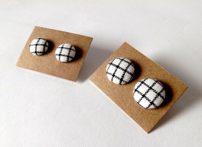 Black and White Check Linen Fabric Button Stud Earrings 19mm Bild 6