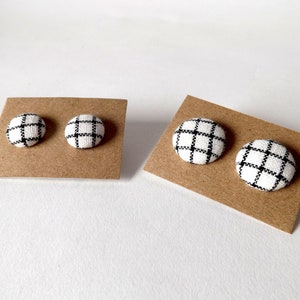 Black and White Check Linen Fabric Button Stud Earrings 19mm Bild 3