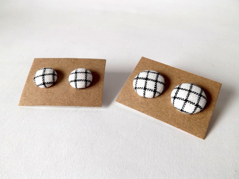 Black and White Check Linen Fabric Button Stud Earrings 19mm Bild 3