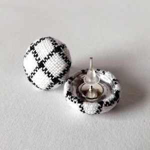 Black and White Check Linen Fabric Button Stud Earrings 19mm Bild 4