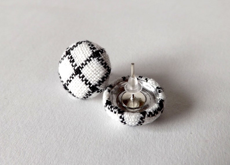 Black and White Check Linen Fabric Button Stud Earrings 19mm Bild 4