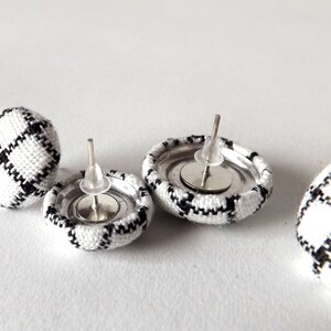 Black and White Check Linen Fabric Button Stud Earrings 19mm Bild 7