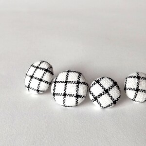 Black and White Check Linen Fabric Button Stud Earrings 19mm Bild 5