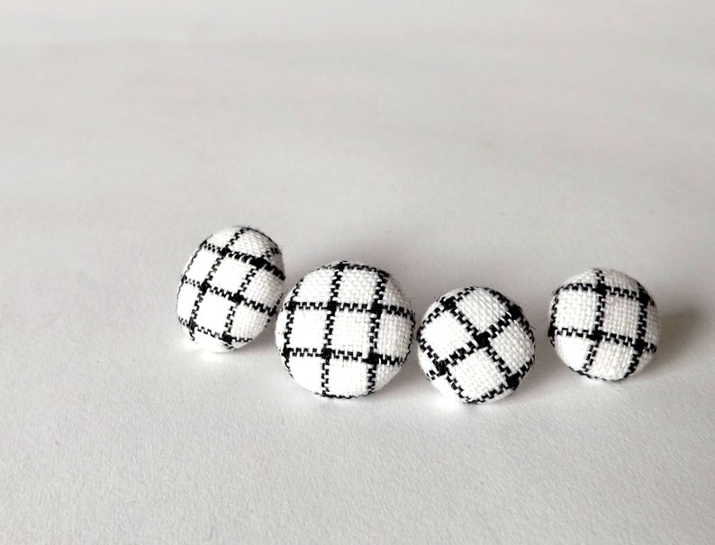 Black and White Check Linen Fabric Button Stud Earrings 19mm Bild 5