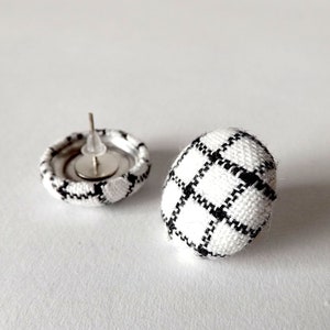 Black and White Check Linen Fabric Button Stud Earrings 19mm Bild 10