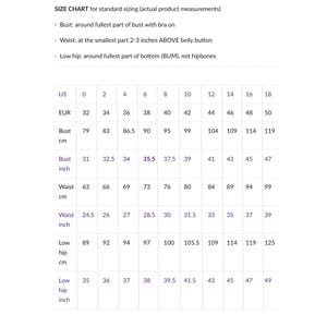 Pu&ograve; includere: Tabella delle taglie per taglie standard con misure in pollici e centimetri. La tabella mostra le misure di busto, vita e fianchi bassi per le taglie US 0-18, corrispondenti alle taglie europee 32-50.