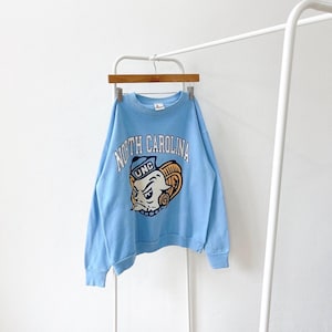 Vintage 90s/ North Carolina/ Tar Heels/ UNC/ Made in USA/ vintage Signal blue sweatshirt/ L