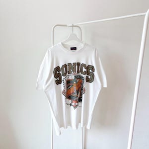 Vintage/ 90s/ Seattle/ Supersonics/ basketball/ America favorites/ white/ t-shirt (L)