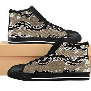 Könnte beinhalten: Ein Paar High-Top-Sneaker mit schwarzem Canvas-Obermaterial und weißer Gummisohle. Die Sneaker haben ein Schlangenhautmuster in Braun- und Weißtönen.