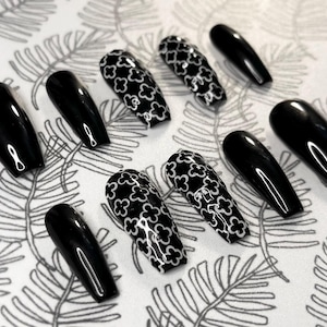 Schwarzweiss-Design-Sarg-Presse auf den Nägeln