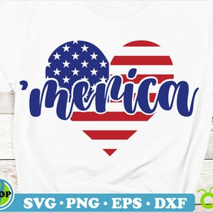 Peut inclure: Un t-shirt blanc avec un motif de drapeau américain en forme de cœur rouge, blanc et bleu. Le texte 'merica' est écrit en lettres bleues sur le drapeau.