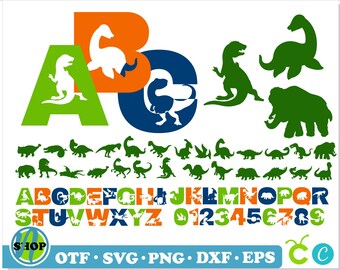 Può includere: Lettere dell'alfabeto in verde, arancione e blu con silhouette di dinosauri. Le lettere sono in maiuscolo e includono i numeri da 0 a 9. I dinosauri sono in varie pose, tra cui in piedi, camminando e correndo.