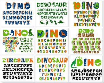 Può includere: Nove diversi set di alfabeto e numeri con tema di dinosauri. I set sono in vari colori, tra cui verde, arancione, blu e nero. Ogni set include l'alfabeto, i numeri da 0 a 9 e varie illustrazioni di dinosauri.