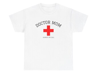 Camiseta unisex de algodón grueso "Mamá Doctora Siempre de Guardia", camiseta con símbolo de primeros auxilios, regalo para mamá médica, camiseta de agradecimiento al médico, camiseta para mamá enfermera.
