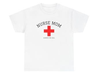 Camiseta unisex de algodón grueso "Enfermera Mamá Siempre de Guardia", camiseta con símbolo de primeros auxilios, regalo de atención médica para mamá, ropa médica, camiseta para madre lactante.