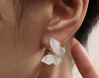 Pendientes de mariposa de nácar, pendientes de botón chapados en oro de 14 quilates, pendientes con alas de mariposa
