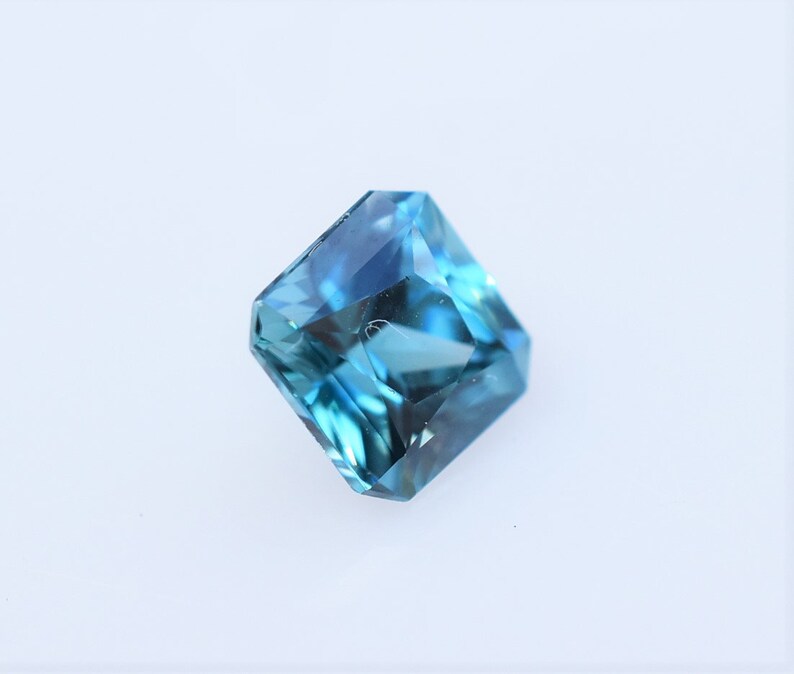 Stralend geslepen blauwe zirkoon: 0,78 karaat turquoise edelsteen uit Cambodja afbeelding 3