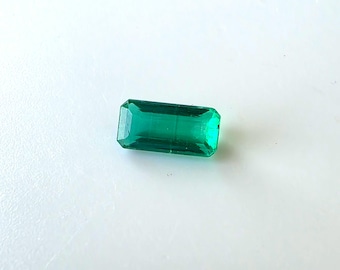 Esmeralda Muzo: Gema verde escura de 0,64 ct com lapidação baguete.