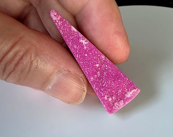 Cabochão de drusa de calcita cobalto rosa neon, extraído da terra e não tratado.
