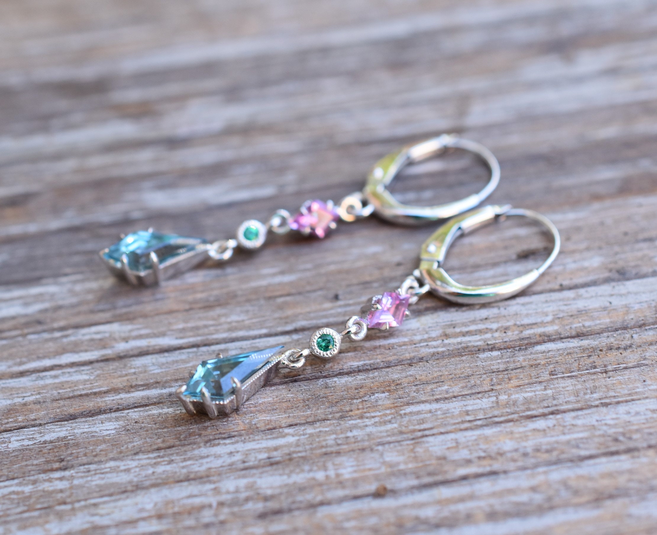 ブルージルコンサファイアイヤリング：14Kホワイトゴールドダングル