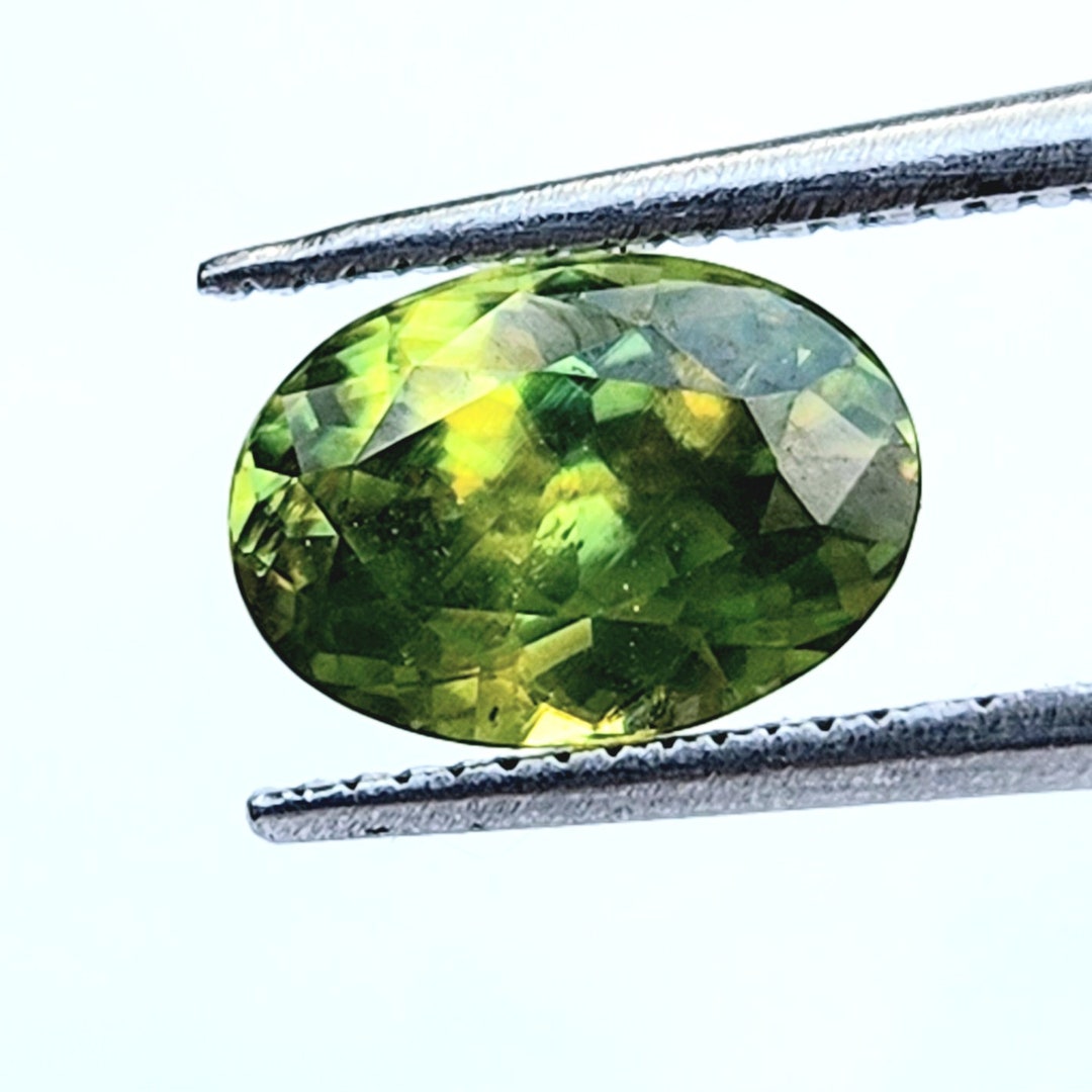 RARE !! JOLIE SPHENE VERT JAUNE DE MADAGASCAR : 8 mm x 5.4 mm
