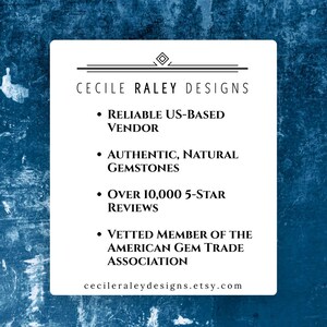 Op de afbeelding: Een wit rechthoekig bord met zwarte tekst die Cecile Raley Designs, Reliable US-Based Vendor, Authentic, Natural Gemstones, Over 10,000 5-Star Reviews, Vetted Member of the American Gem Trade Association en cecileraleydesigns.etsy.com vermeldt.