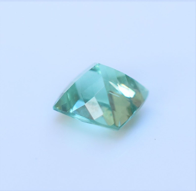 Pierre Précieuse Kornerupine Vanadium - 0.81 Carats - Coupe Coussin Carré 5.5x3.6 Mm - Vert Translucide - Naturelle (Tanzanie) - Neuf Avec étiquettes