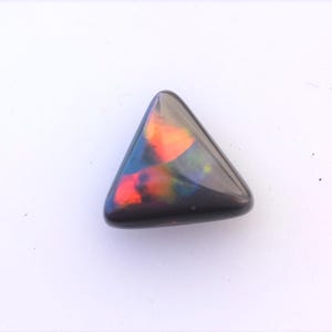 Triângulo de Opala Negra Australiana: Pedra Preciosa Multicolorida, 0,68 Quilates