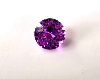 Safira roxa: gema redonda de 0,70 ct de Madagascar, sem tratamento térmico.