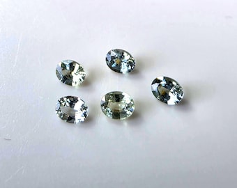 Safira oval azul-esverdeada de 4 x 3 mm de Madagascar, vendida por unidade.