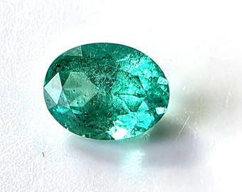 Esmeralda russa oval, 0,94 quilates, 7,30 x 5,62 x 4,20 mm