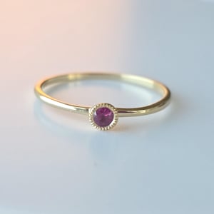 Rubinstapelring i 14 karat gult guld