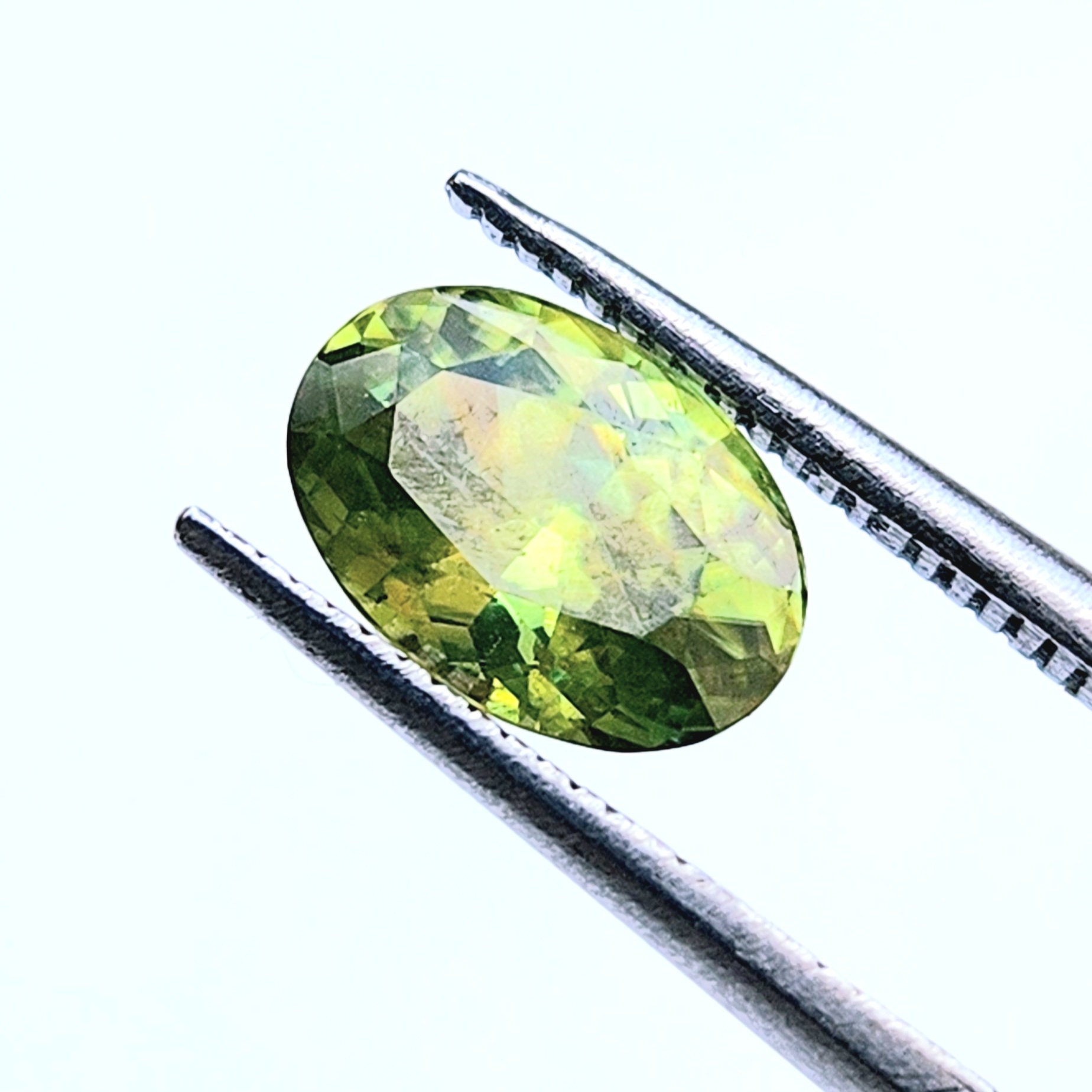 RARE !! JOLIE SPHENE VERT JAUNE DE MADAGASCAR : 6.8 mm x 5 mm ★★ p453