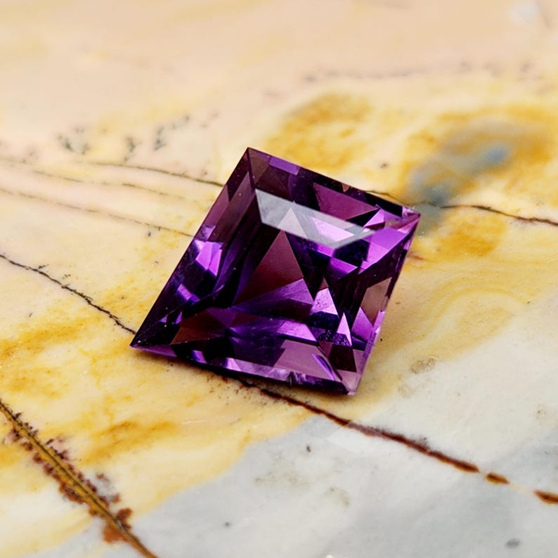 Amethyst Kite Gemstone from Uruguay: 3.33 Carat image 4